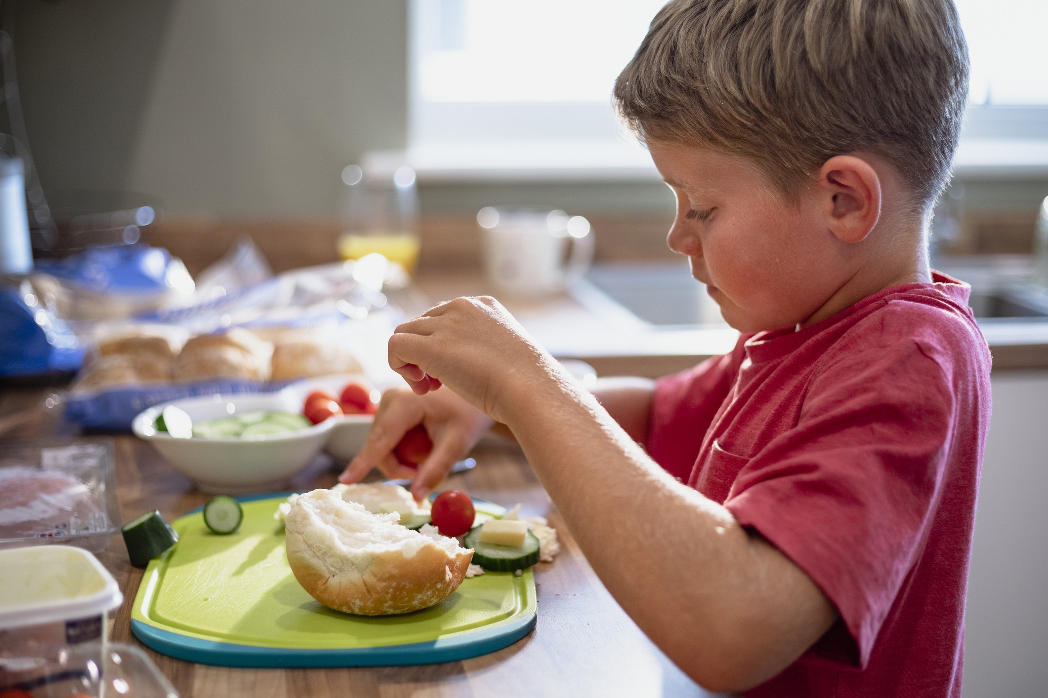 Boy make. Мальчик с сэндвичем. Ребенок делает сэндвич. Making a Sandwich for child foto. Boy making a choice.